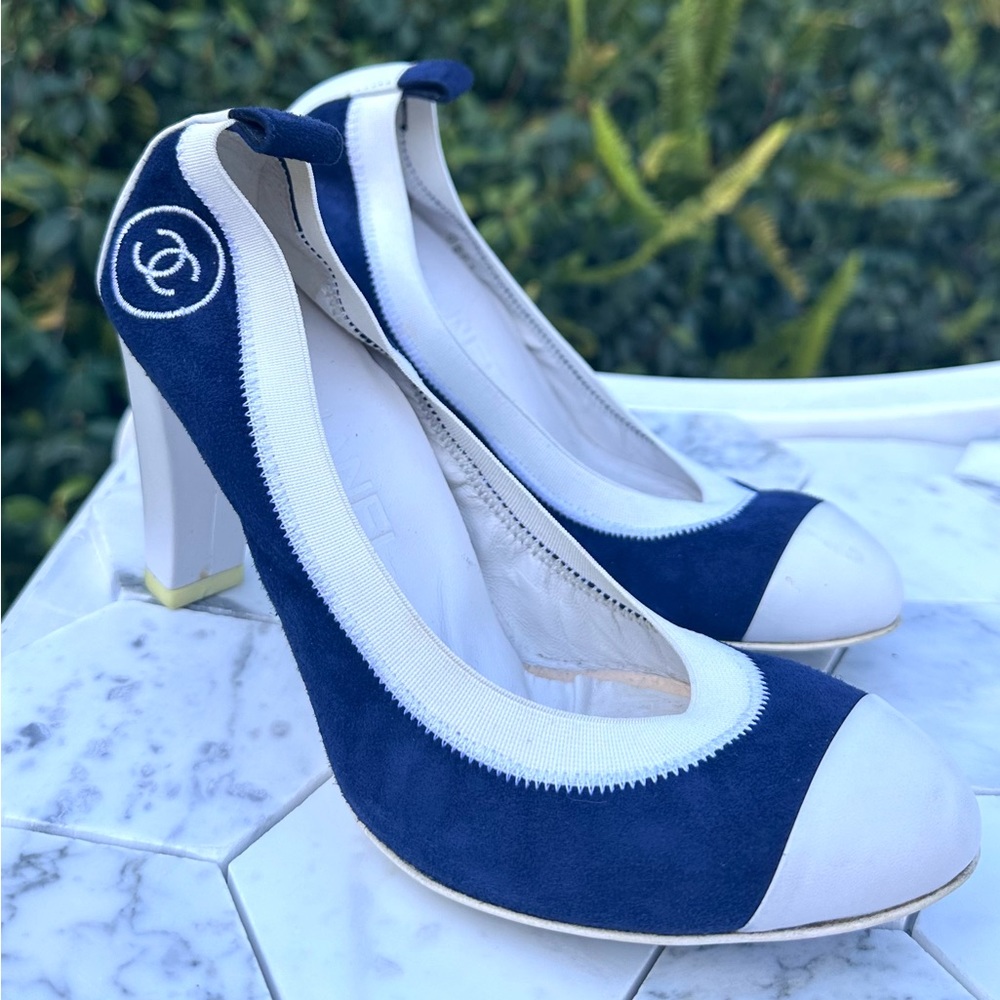 Chanel Women's Navy and White Heels - Picture 1 of 2